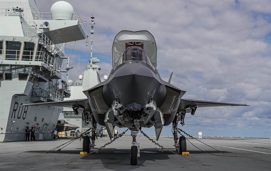 不用借飞机了英军f35b首次在伊丽莎白女王号航母上起降