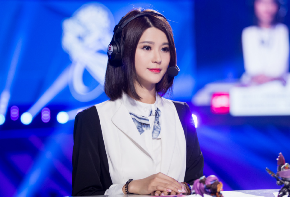 s9小组赛:周淑怡搭档微笑解说 让无数玩家想起了苏小妍!