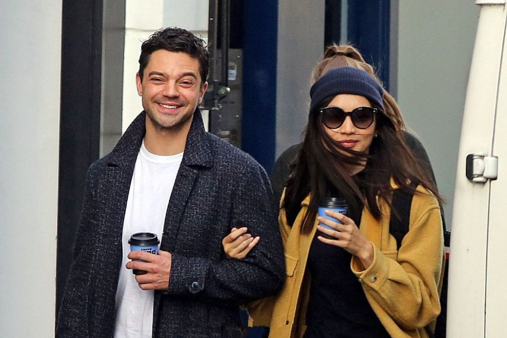 多米尼克库珀和女友嘉玛陈现身街头遛狗 一路热聊恩爱十足