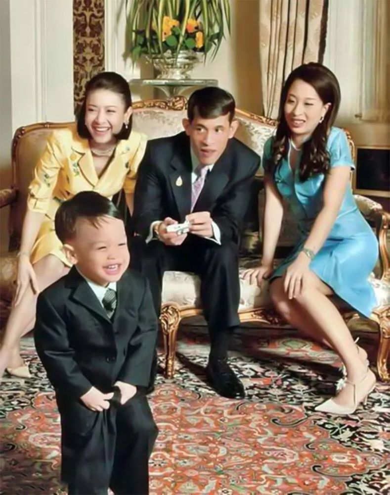 提帮功对两个姐姐态度有别,二姐思蕊梵最亲,大姐帕查拉敬而远之