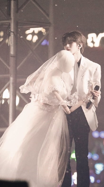 蔡徐坤与人偶模特共舞看到与模特牵手的方式难怪你粉丝这么多