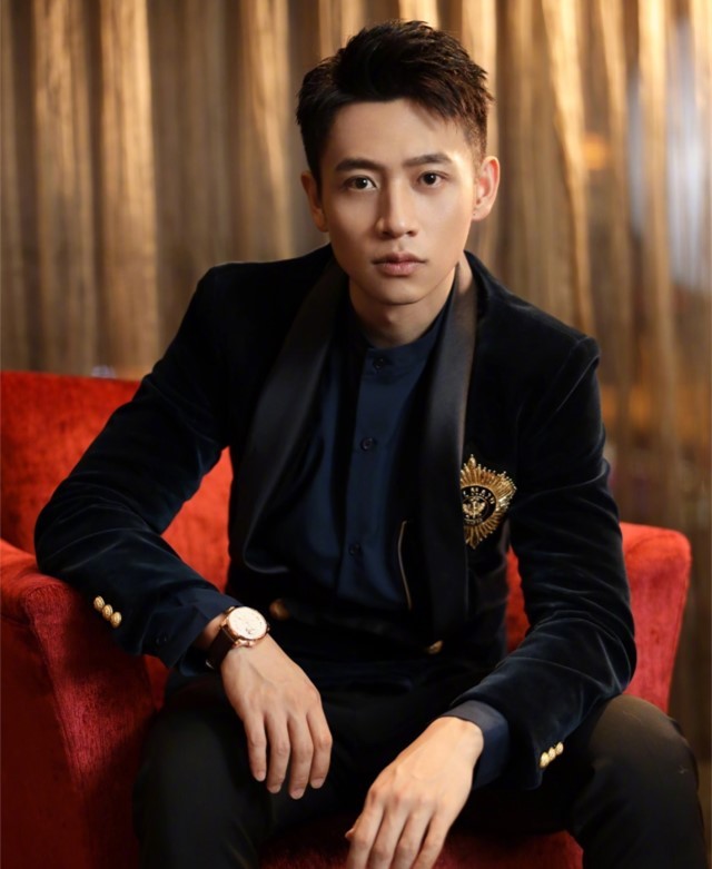 魏晨水下求婚成功,两人相恋十年曾共同创业,女友俏皮可爱