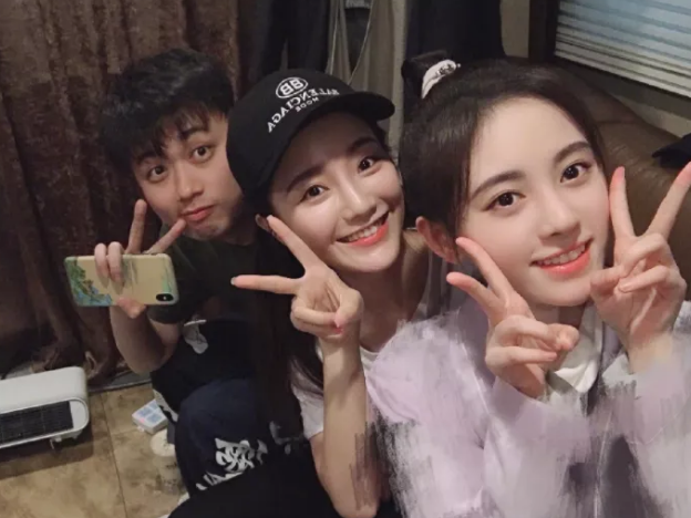 有种"姐妹花"叫鞠婧祎,和2名好友同框合影,五官犹如复制粘贴!