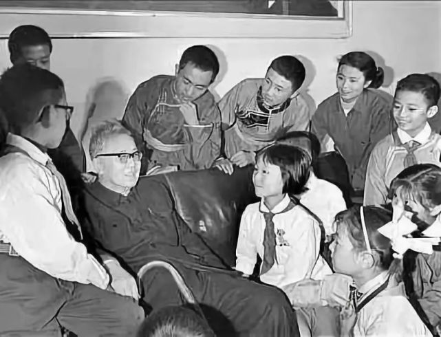 自己是在政治和数学的夹缝中求生存,除了闵嗣鹤和钟开莱,还有潘承洞