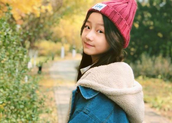 曾在《虎妈猫爸》中饰演赵薇女儿的纪姿含,12岁的她美出了天际