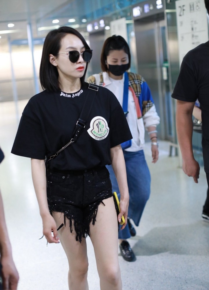 宋茜黑色穿搭超短牛仔裤,腿不够直都不敢穿