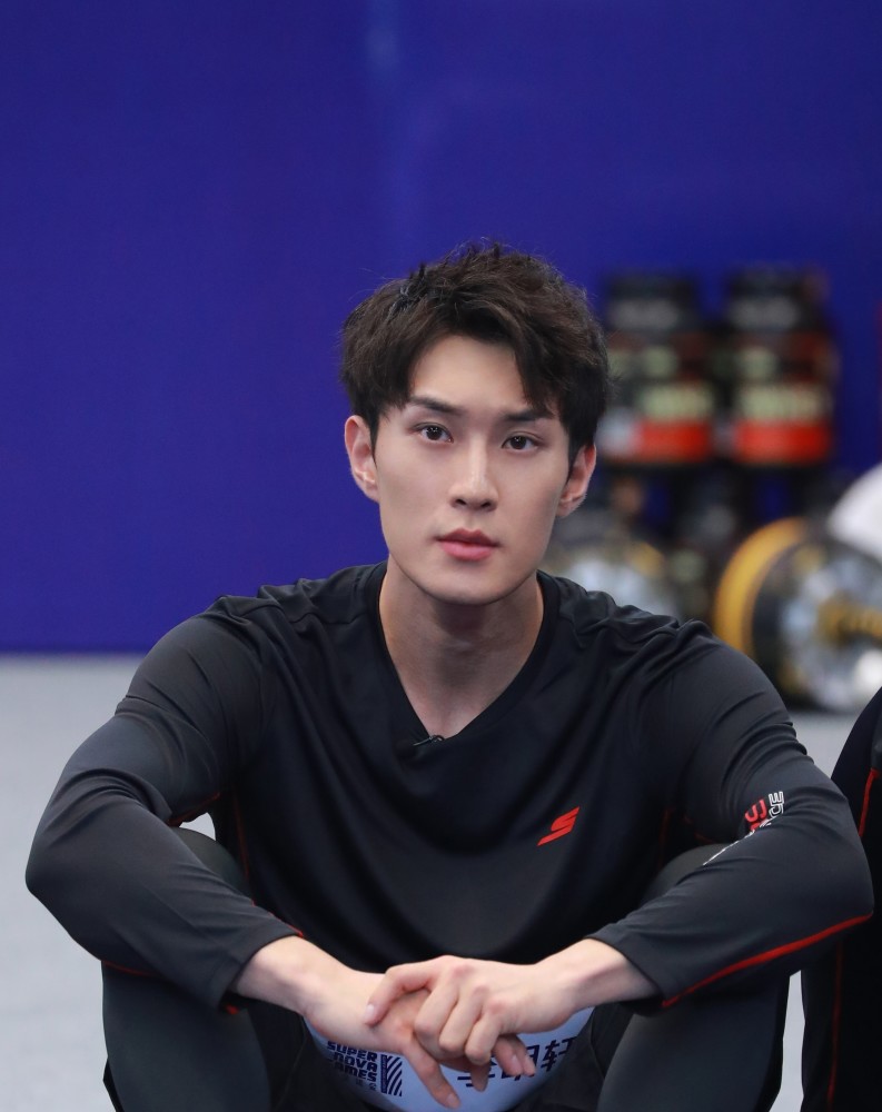 教练团指导下,包括青年演员李明轩在内的近150名超新星运动员活力集结