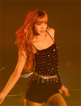 lisa第一次被训练生冒犯到,被问不礼貌问题气到摔东西,但依旧耐心解答