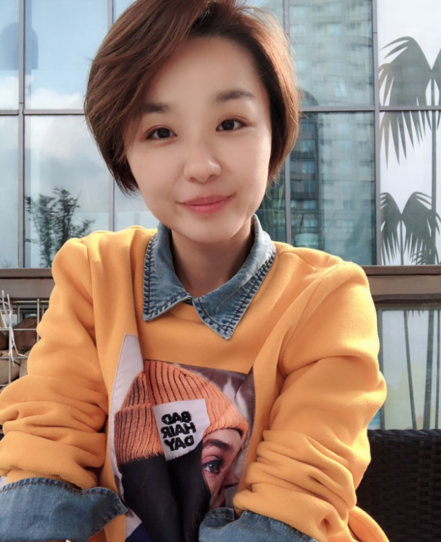 上lisa榕霸气侧漏,每天都是板着一张脸特别严肃,而戏外她的扮演者榕榕