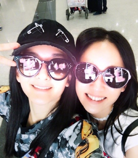 谢娜乔恩闺蜜手牵手,两姐妹衣品登对好有爱