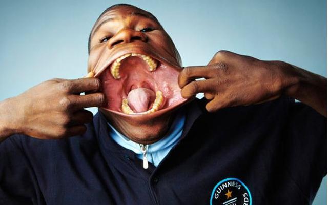 世界上嘴巴最小的女人,长度只有3厘米,就连吃饭都很困难!