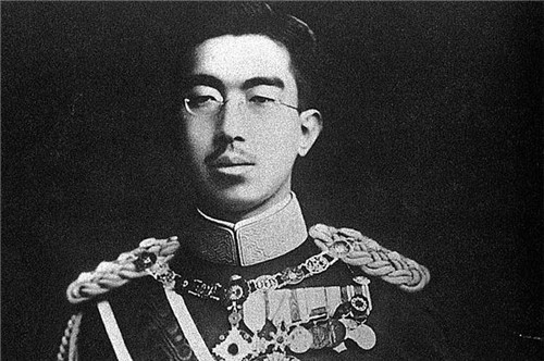 天皇的想法就是全体日本国民的意志,毫不夸张地说,二战以前,天皇就是