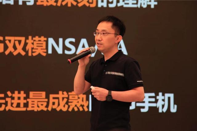 华为李小龙现身智能生活馆讲述mate30系列引领行业前进的历程