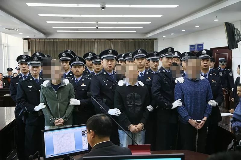 这团伙专对16-28岁年轻人放"套路贷",并送花圈催债,判了!