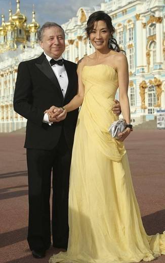 56岁杨紫琼晒照,与70岁老公相拥真甜蜜,双手干瘦尽显老态!