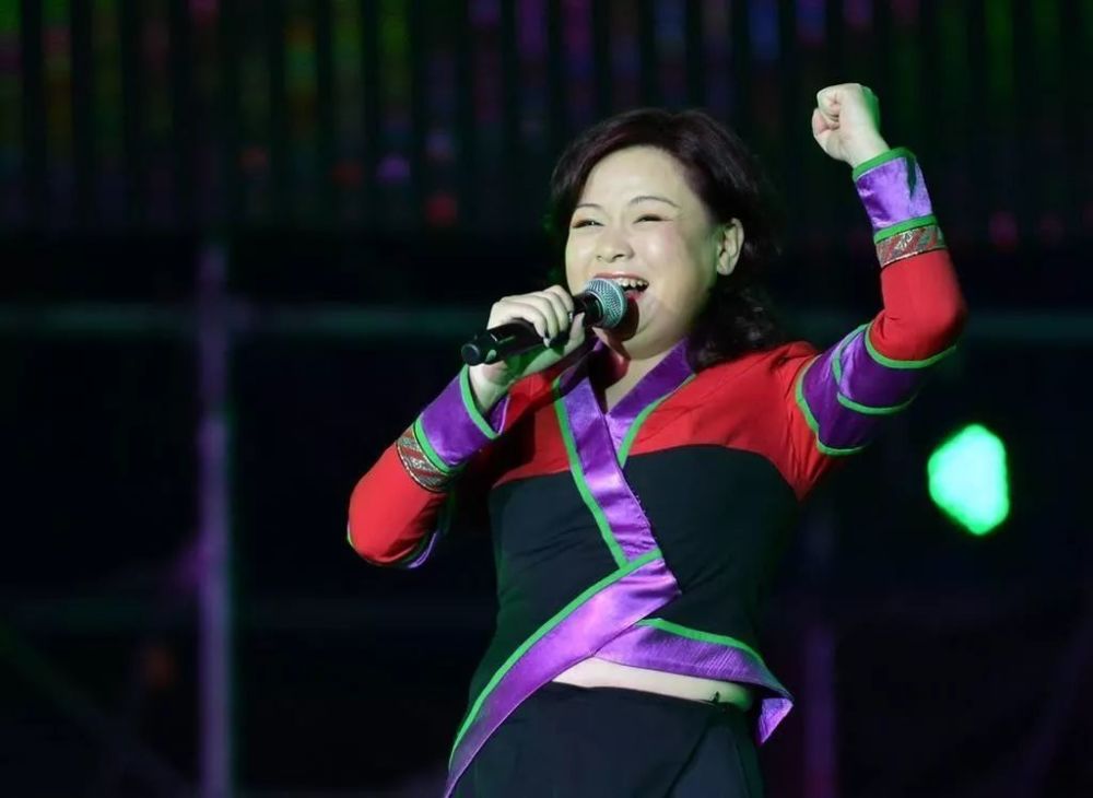 那个唱山路十八弯的女歌手,现过得怎么样?