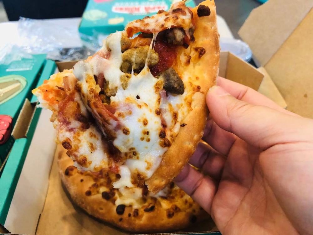 一个人懒得做饭 花了84元 吃了2张披萨1份零食1碗汤 太能吃 腾讯新闻