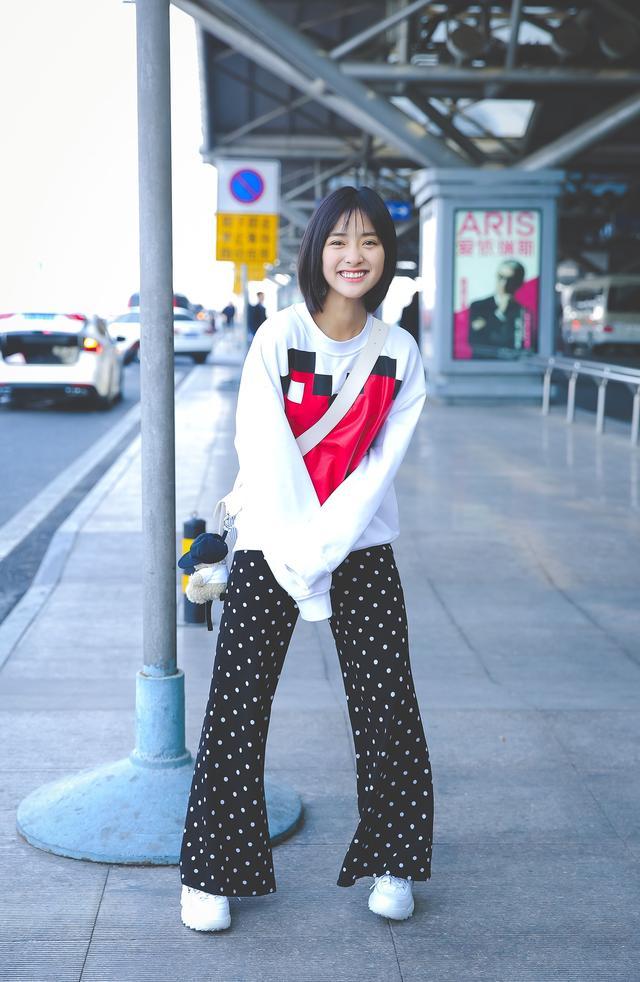 沈月终于找对风格,一袭白裙配刘海编发温婉大气,美过漫画女主角