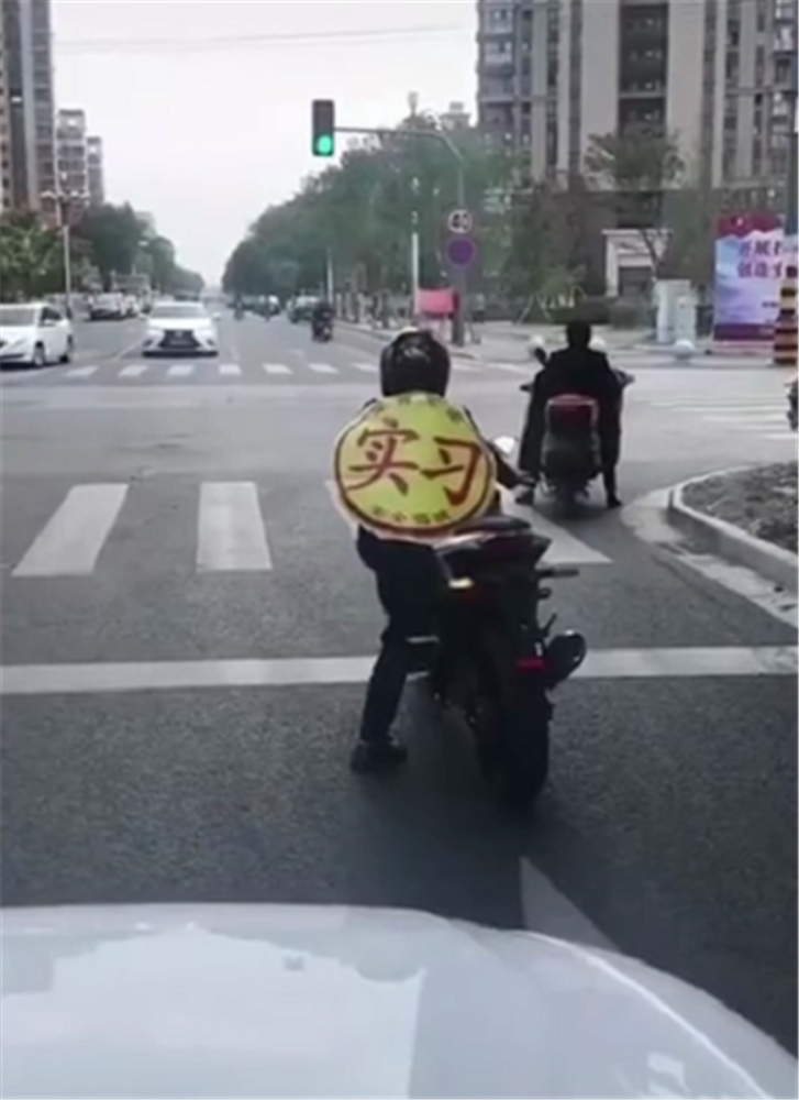 铃木中r摩托车现街头排量749车主身披实习披风很吸睛