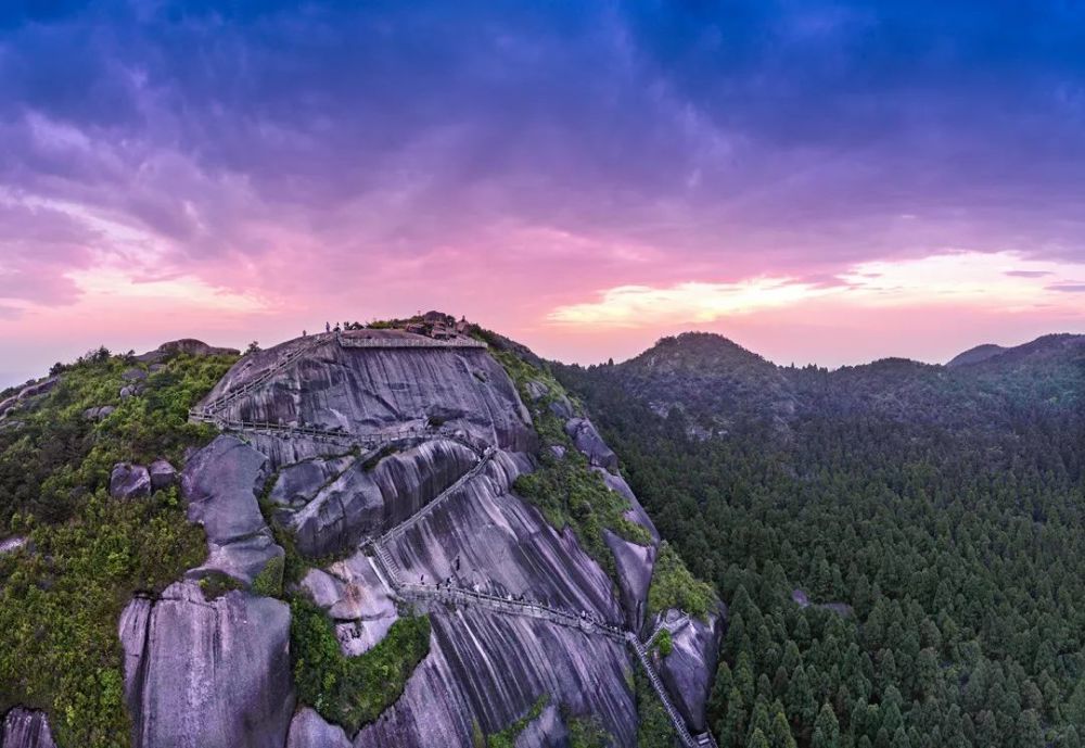 摄影/孙新尖玉苍山风景名胜区位于苍南县城西北20多公里,主峰大玉苍