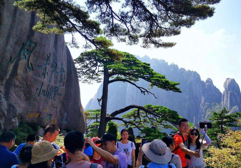 自然风景区是天赐之物 门票动则一两百 门票为何降价难 腾讯新闻