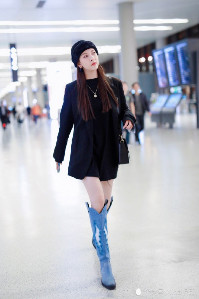 宋妍霏罕见这么高调吊带裙配马丁靴大胆凹造型看谁说她不性感