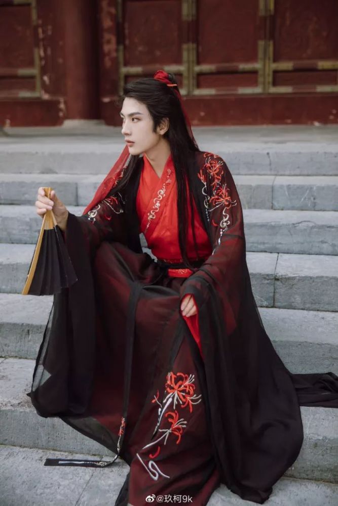 竹林里的侠客.黑袍加眉心一点红,俊朗中增添了精致感.