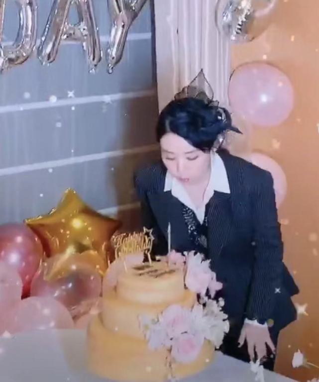 赵丽颖过32岁生日,庆生画面浪漫温馨,吹蜡烛的样子呆萌