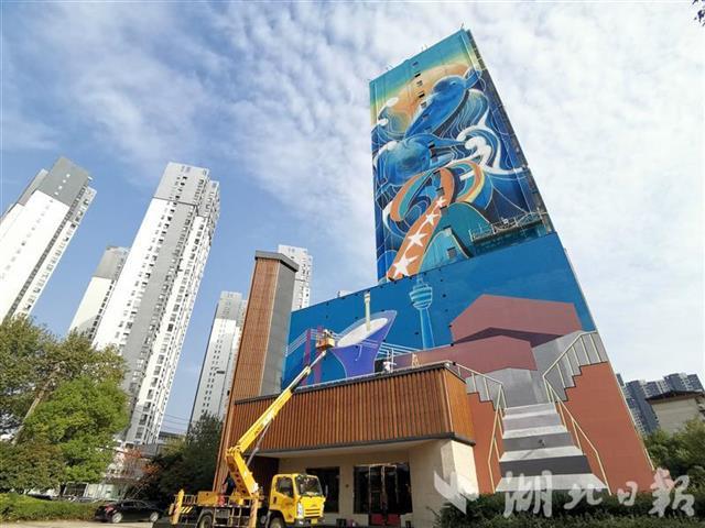 美翻了武汉最大单体墙绘亮相街头