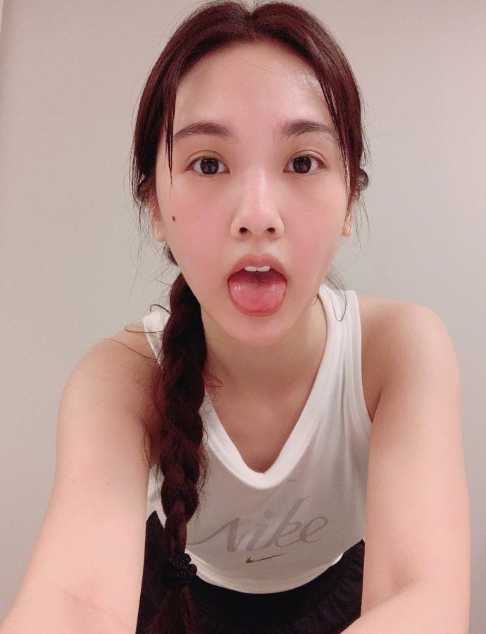 杨丞琳大方晒自拍美照,肌肤白皙细嫩如少女,李荣浩捡到宝了!