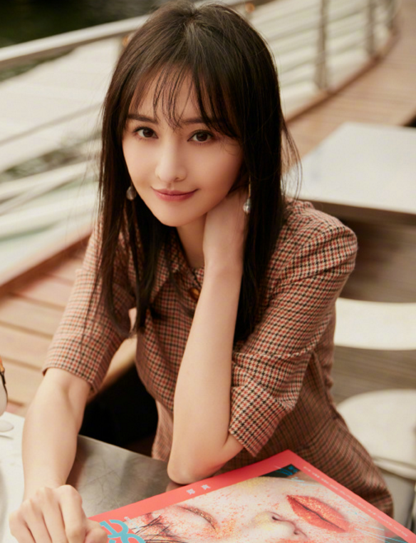 郑爽衣品有提升,出席活动穿搭吸睛