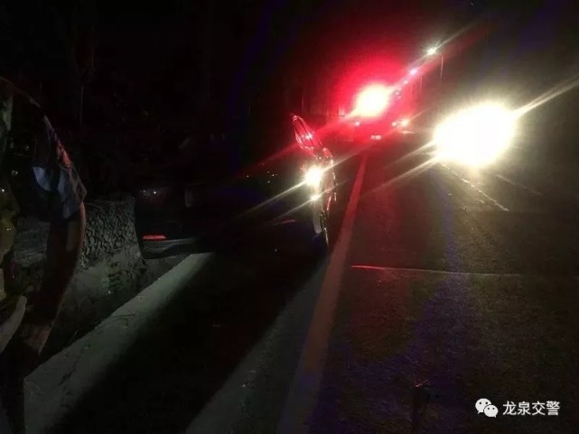 男子酒后寻衅滋事逃走, 结果却把车开进了水渠