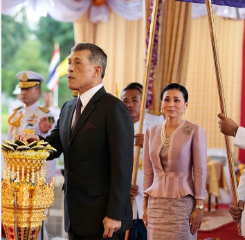 34岁素提达王后爱美,穿超高跟鞋亲密挽着国王,走路都有点不自然