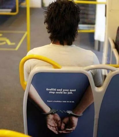 公交车座椅后面的手铐广告,雷人啊!