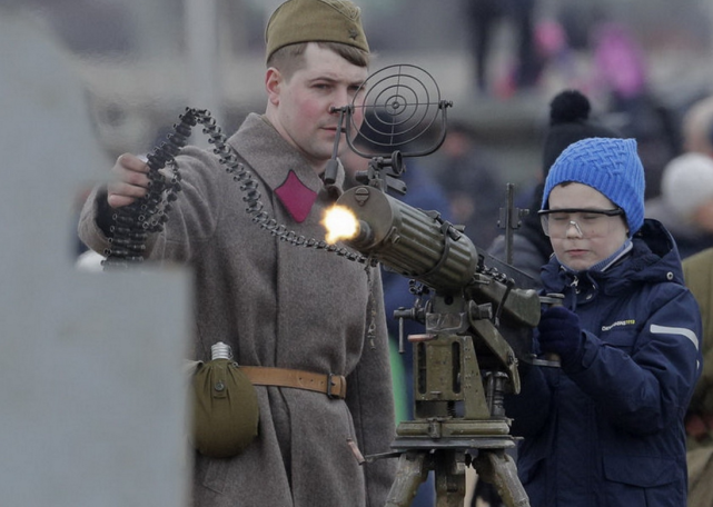 下面这位手持波波沙的孩童一样,在他的射击之下,波波沙冲锋枪枪口冒烟