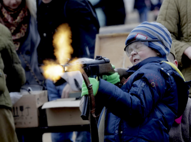 下面这位手持波波沙的孩童一样,在他的射击之下,波波沙冲锋枪枪口冒烟