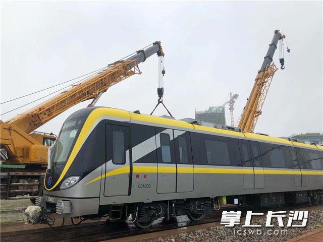 (地铁5号线列车运抵长沙 图片源自掌上长沙)