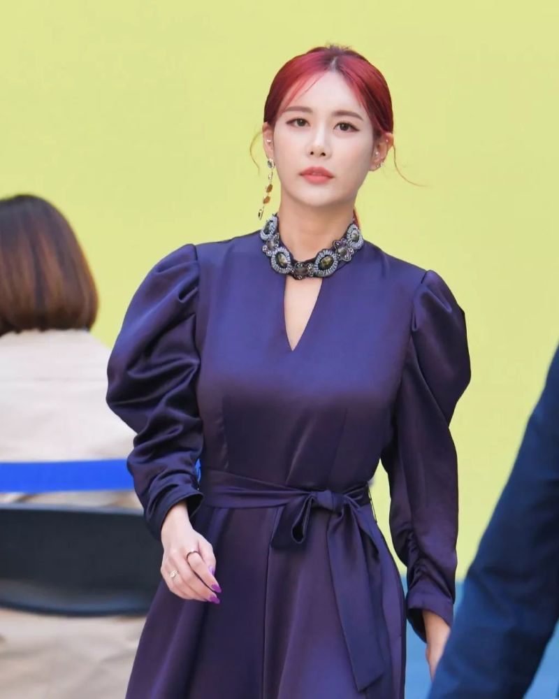 李居丽出席首尔时装周,看她是不是比之前胖了?不过是恰到好处的胖!