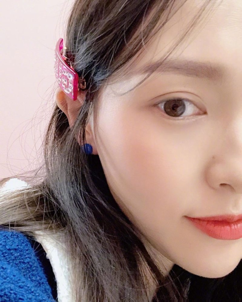 唐嫣晒最新自拍,试戴近视眼镜气质好,甜笑出镜不失少女感