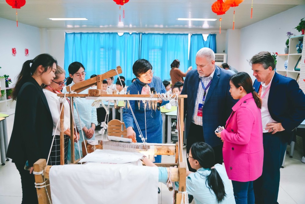 定州缂丝在石家庄43中参加中外文化交流