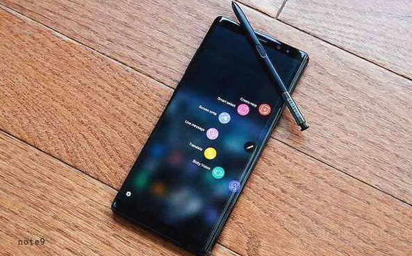 同時三星note9在全面屏的設計上進行了改動,使全屏的手勢變得更加舒適