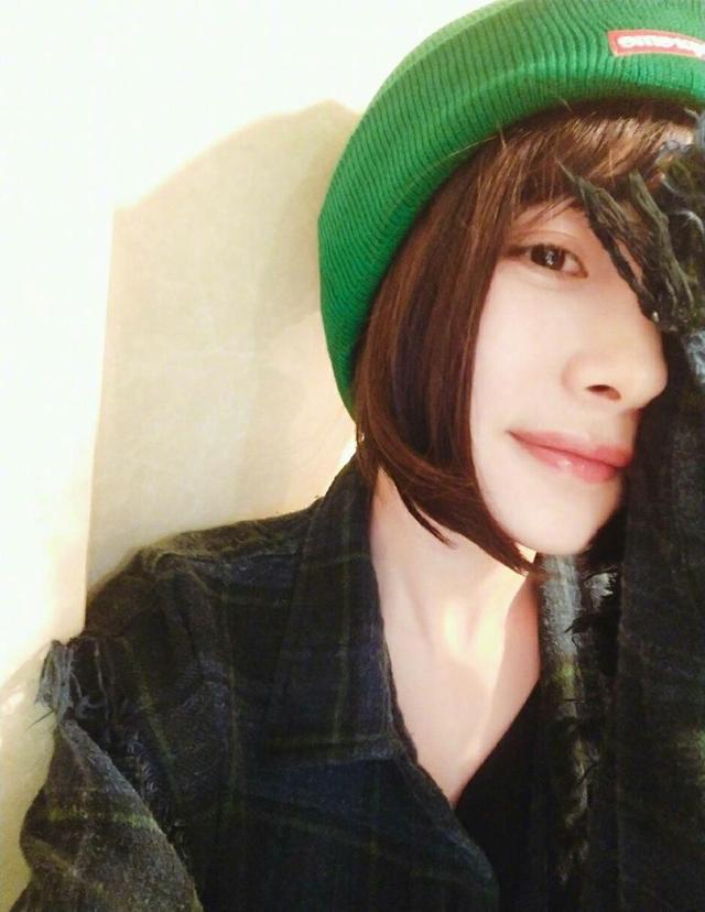 杨幂晒自拍一改小清新,化浓重的眼妆戴美瞳,涂烈焰红唇显诱惑