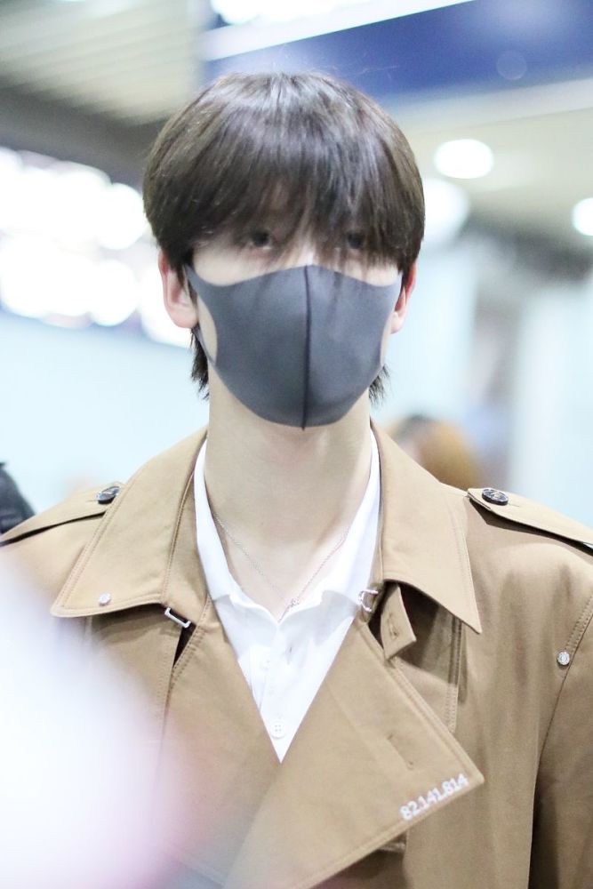 陈宥维戴口罩现身机场十分低调,额前刘海凌乱很有少年感