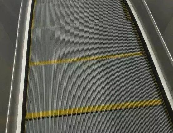 黄色"警示线"2有些孩子乘扶梯时喜欢将脚靠在围裙板上,若不慎将鞋尖