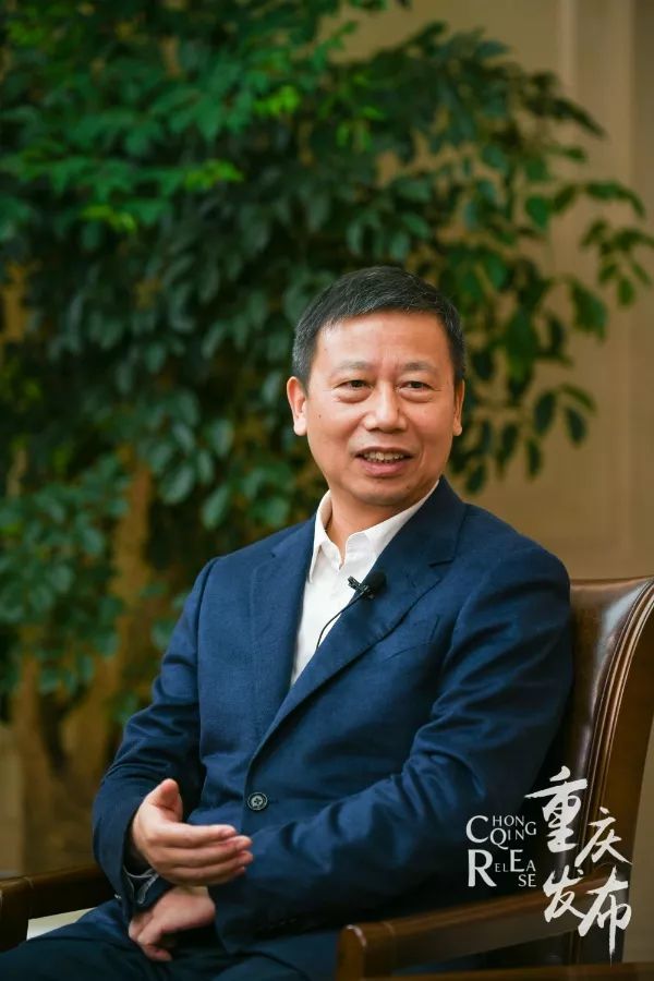 说到重庆的桥梁,李明如数家珍,他说:"目前我们重庆有两座大桥保持了