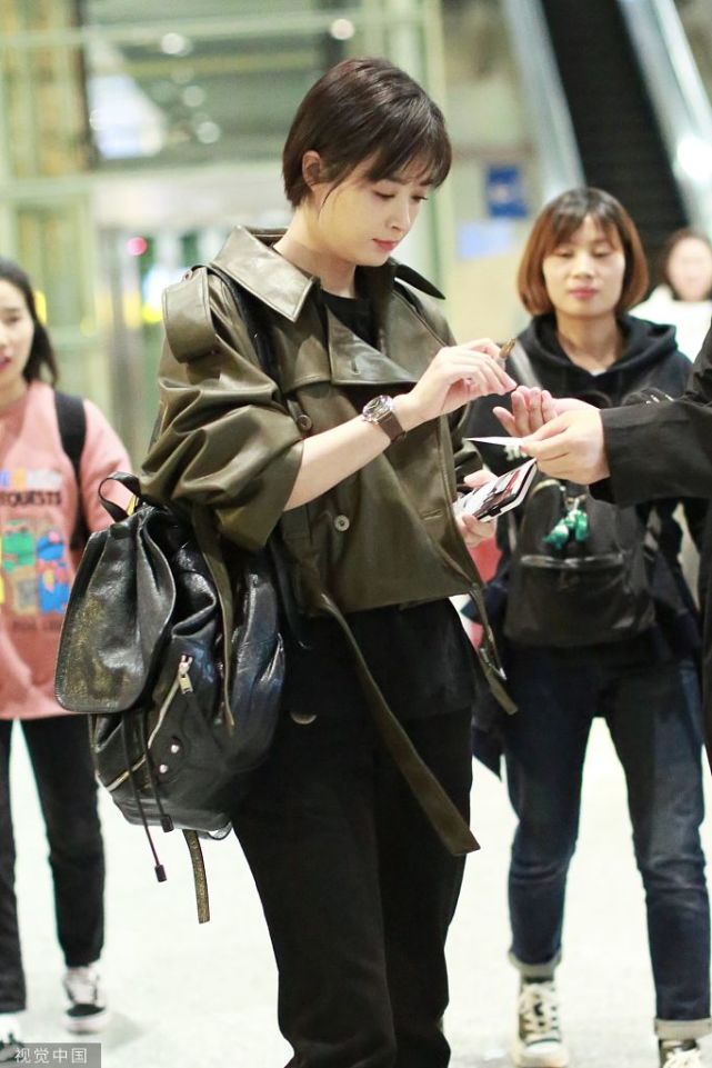 有一种"减肥"叫蒋欣穿皮衣,她凭短发造型美回颜值巅峰