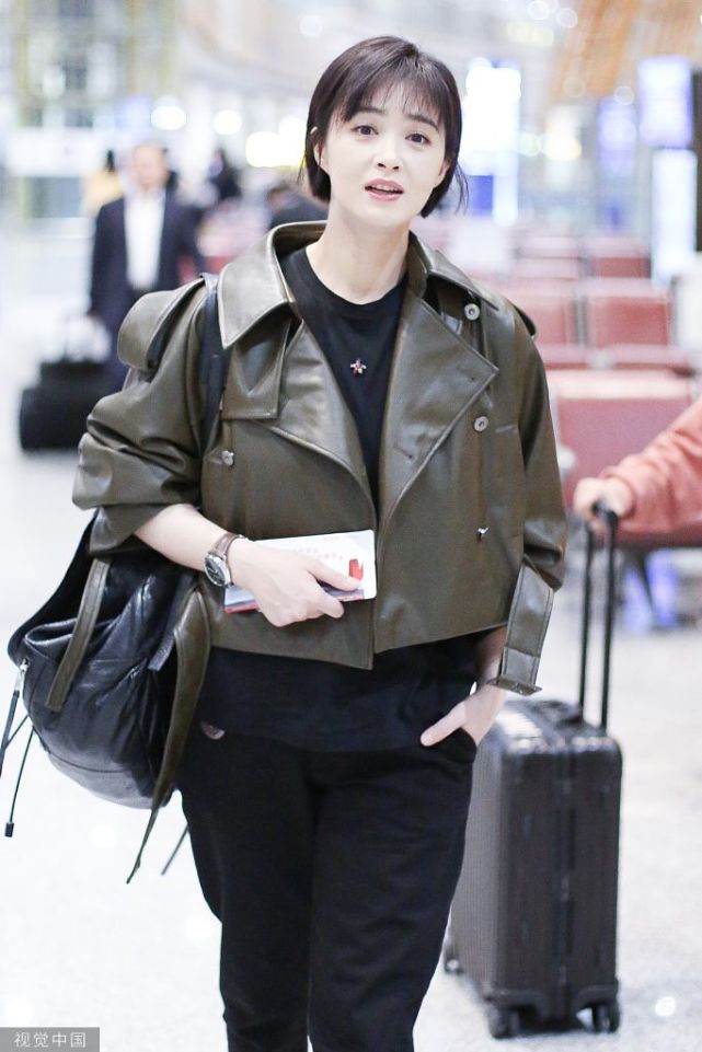 有一种"减肥"叫蒋欣穿皮衣,她凭短发造型美回颜值巅峰