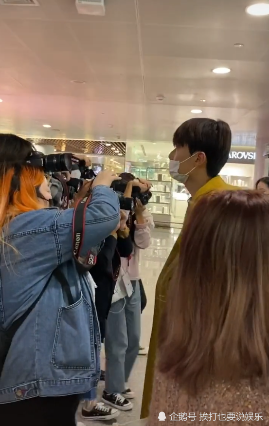 周震南和助理现身机场,记者却对着助理拍照,确定不是找来的托吗?