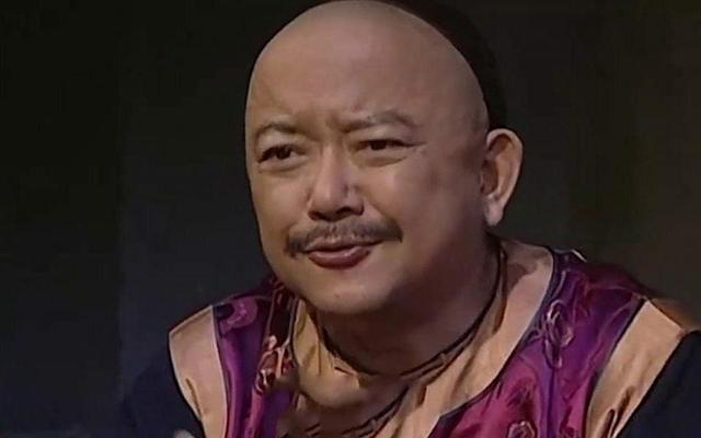 其实和珅是满洲正红旗人,姓"钮祜禄",原名善保,上学以后才由学校的