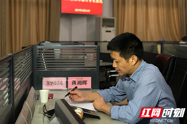 株洲市人力资源和社会保障局局长蒋湘晖接听"12345"市长热线.